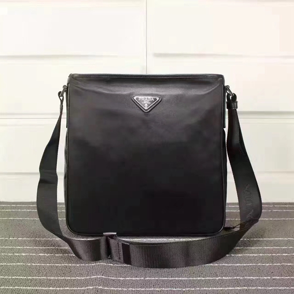 プラダバッグ側面デザイン